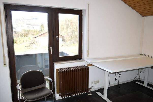 Büro mit Balkon im OG