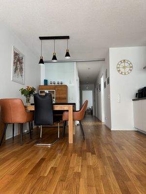 Essbereich mit Glasschiebetür zum Flur hin