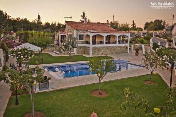 3 Luxusvillen mit Pool in Douliana