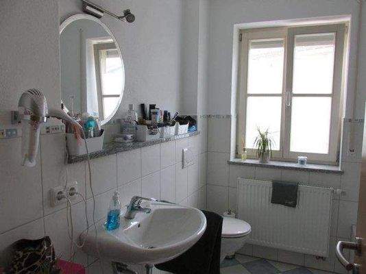 Bad mit Fenster und Badewanne Bild 1