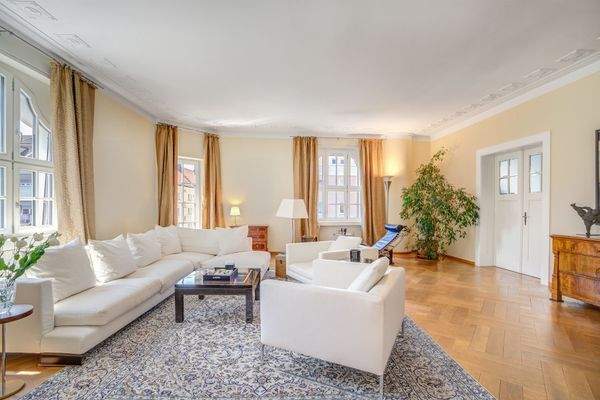 Wohnbereich mit angrenzender Küche. 