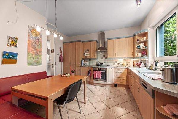 Großzügige Küche mit viel Platz für eine Sitzecke