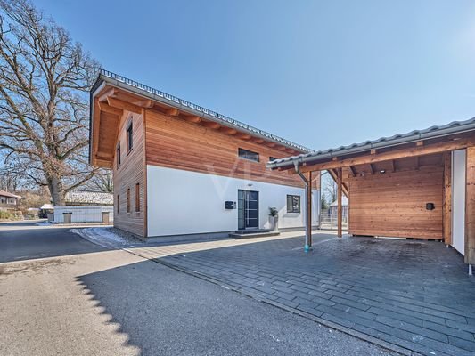Hauseingang mit Carport und Stellplatz 
