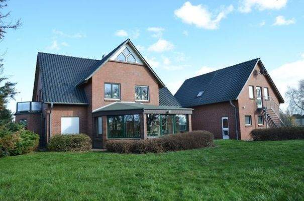 Blick auf das Wohnensemble aus dem Garten