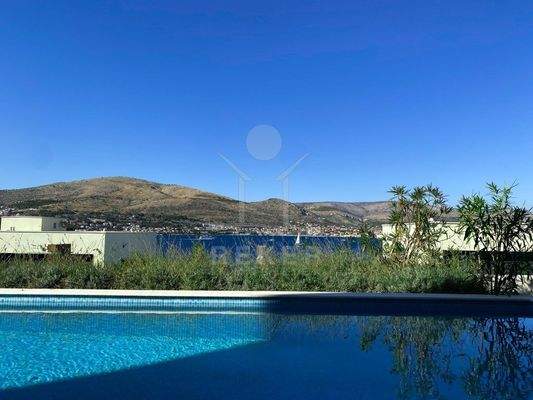 Ein beheizbarer Pool ergänzt den Luxus