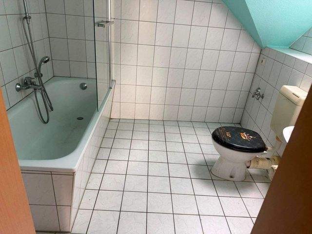 Renovierte 2-Raum-Altbauwohnung mit großer Wohnküche, Einbauküche & Tageslichtbad – sofort bezugsfrei - Photo 2