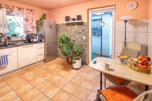 EG Küche mit Essplatz und Ausgang zum Garten