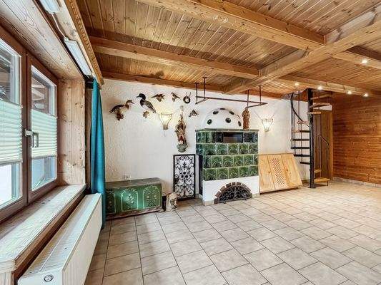 Wohnzimmer mit Kachelofen EG