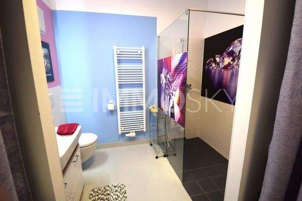 Modernes Bad mit Dusche