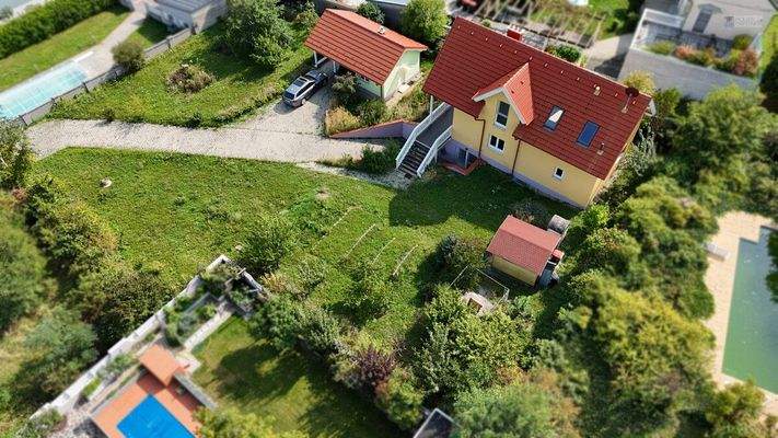 Blick auf den Garten und das Haus samt Nebengebäude