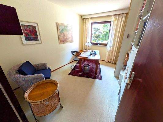 Eines der beiden Kinderzimmer mit Blick in den Garten.