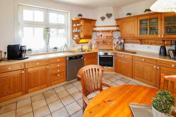 Landhaus-Küche E.G. rechts