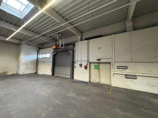 Rolltor zw den beiden Hallenflächen