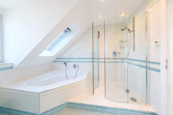 helles Badezimmer DG