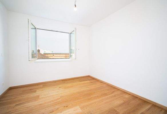 Schlafzimmer mit Grün- und Himmelsblick