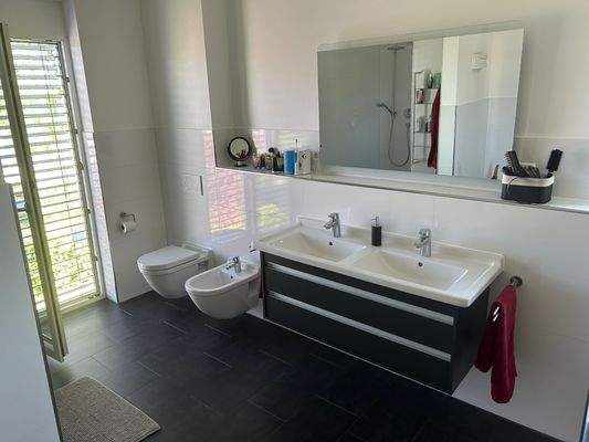Großes Badezimmer
