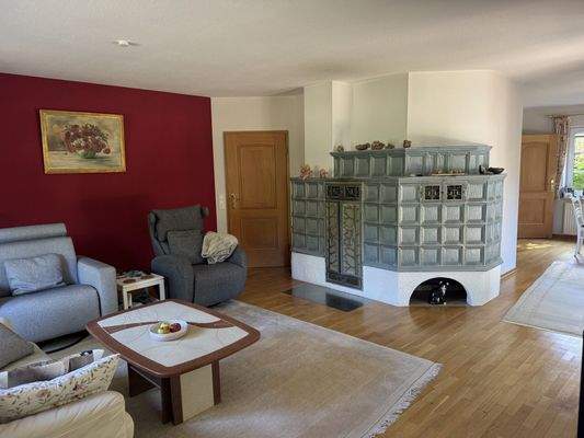 Wohnzimmer mit Kachelofen