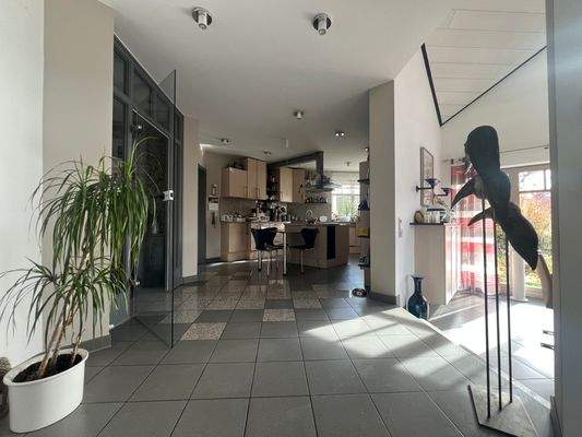 Eingangsbereich mit Blick in die offene Küche