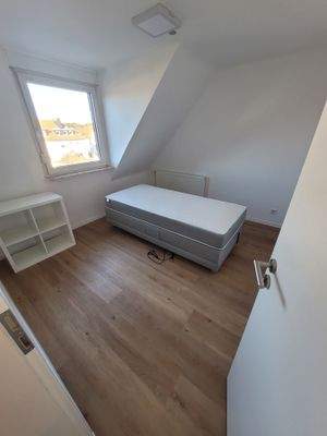 Zimmer im Dachgeschoss 01