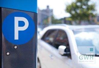 Parkzeichen mit einem Auto.jpg