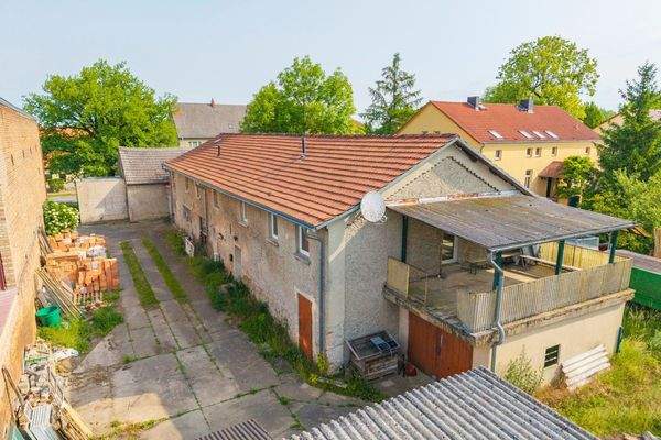 das gesamte Gebäude