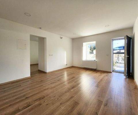 EG links großzügiges Wohnzimmer mit Zugang zur Terrasse