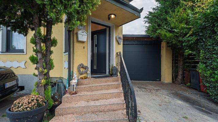 Eingangsbereich und Einfahrt Carport Haus