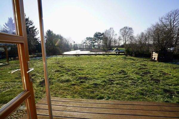 Blick auf den angrenzenden Teich