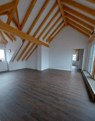 Wohnraum mit Blick zum Schlafbereich