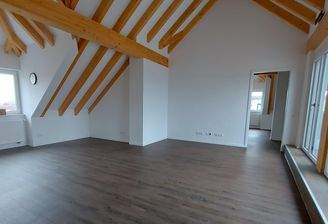 Wohnraum mit Blick zum Schlafbereich