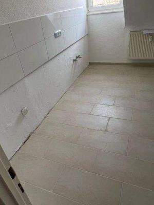 Küche mit Fliesenboden