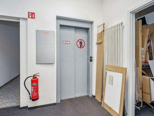 Fahrstuhl und Treppenaufgang_1