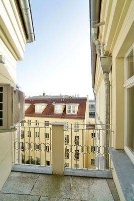 Balkon mit Blick zum Innenhof