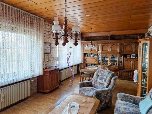 mit 2 großen Fenstern