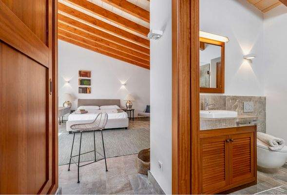 Schlafzimmer mit Masterbad 