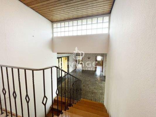 Blick nach unten in die riesige Diele...