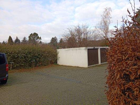 Hof mit Garagen und Stellplätzen