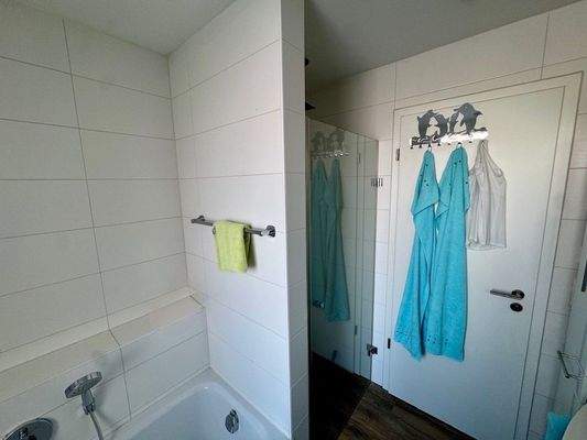 Bad mit Wanne, Dusche & WC