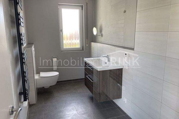 Tageslicht Bad mit großer Dusche.jpg