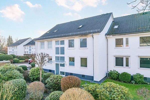 Frontansicht des gepflegten Mehrfamilienhauses