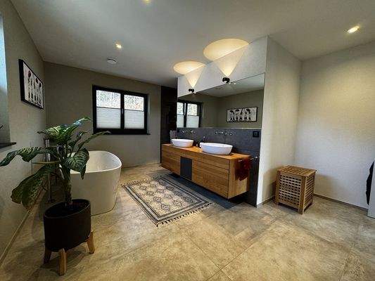 Badezimmer mit Dusche und Wanne