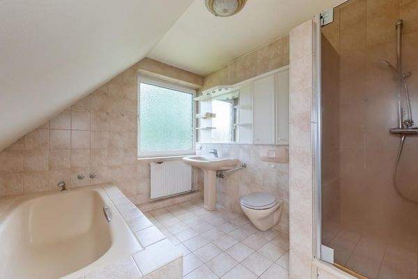 Vollbad mit sep. Dusche