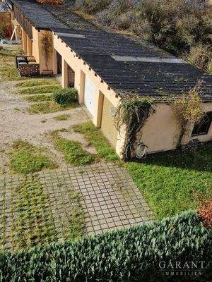 Garage (weißes Tor, Elektroantrieb) und zusätzlich