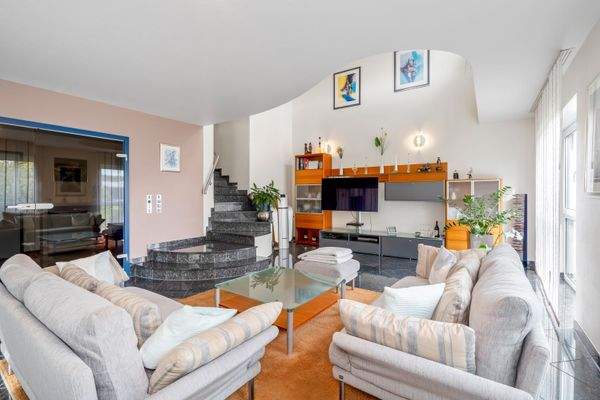 Wohnzimmer/Treppenaufgang im Erdgeschoss