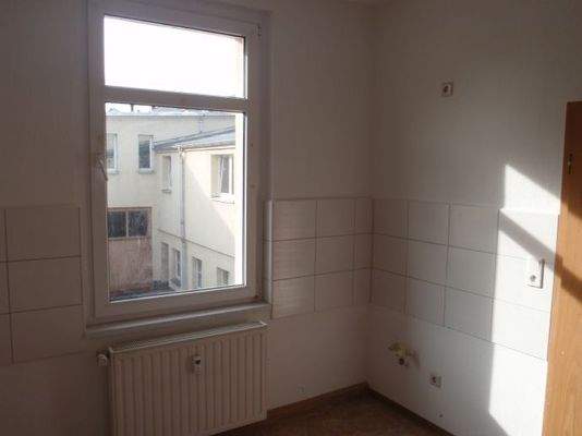 Küche mit Fenster zum Innenhof