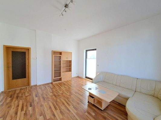 Wohnzimmer mit Zugang zum Balkon