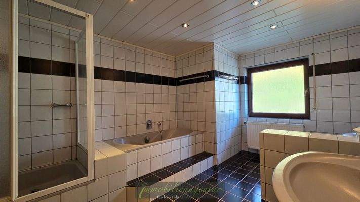 DG Bad mit Dusche und Wanne, Tageslicht