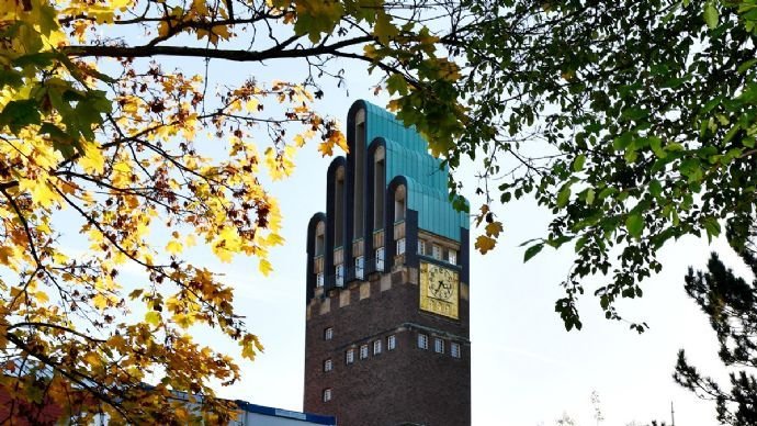 Darmstadt, Mathildenhöhe, in direkter Nachbarschaft zum Hochzeitsturm „Fünf-Finger-Turm“