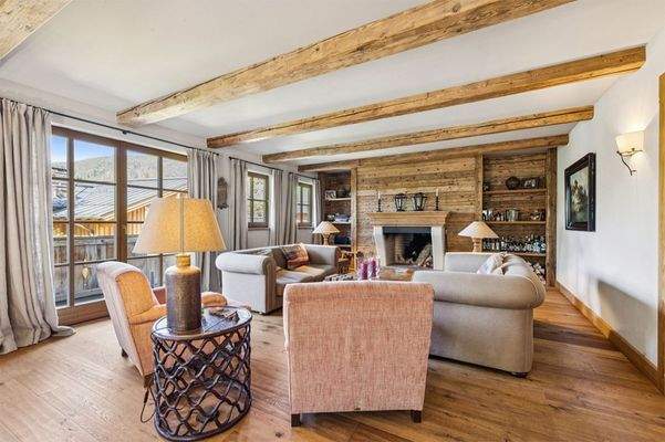 Der Wohnsalon im Obergeschoss mit offenem Kamin ...