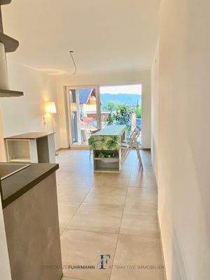 Blick von Küche in Essbereich